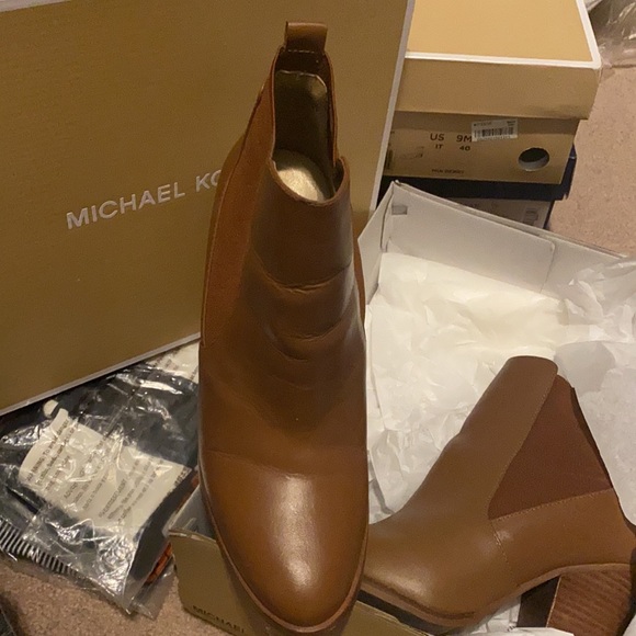 COPY - Michael Kors brown boots. In good condition. - Picture 3 of 5